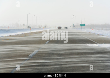 Schnee in der Nähe von weht über eine Straße im Winter, Schneesturm, Blizzard, Great Plains, Yellow Head Highway Winnipeg, Manitoba, Kanada Stockfoto