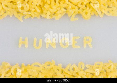 "Hunger" in Nudel Buchstaben, Nudeln Alphabet geschrieben Stockfoto