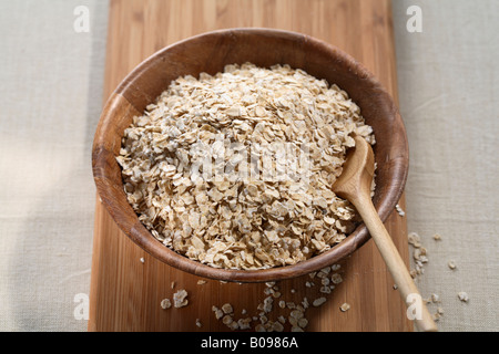 Haferflocken, Haferflocken in einer Holzschale Stockfoto