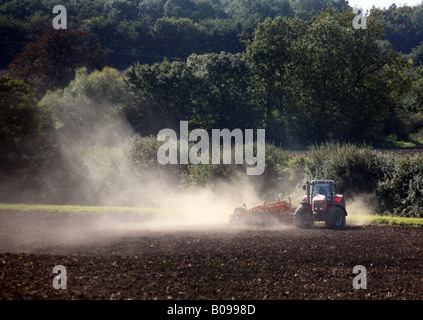 Ein Traktor rollenden Felder in Cowlinge in der Nähe von Haverhill, Suffolk Stockfoto