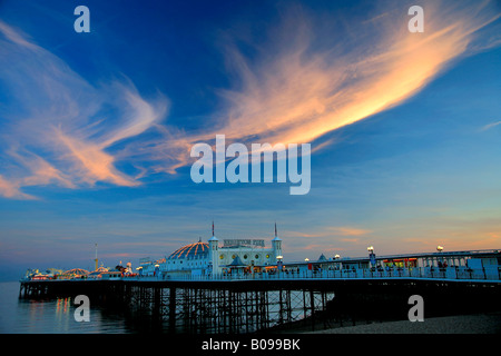 Dramatischen Sonnenuntergang Wolken über Brighton Palace Pier Sussex England Großbritannien UK Stockfoto