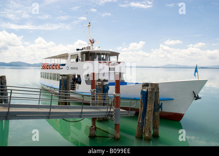 Der Bootsanleger in Passignano Sul Trasimeno am Trasimeno-See in der Unbria Region von Italien. Das Boot von hier nimmt Touristen nach Tuoro Sul Trasimeno und Isola Maggiore. Stockfoto