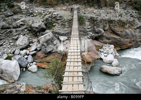 Hölzerne Suspension bridge Annapurna-nepal Stockfoto