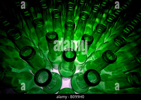 Leere grüne Bierflaschen mit Bier gefüllt oder recycelt werden Stockfoto