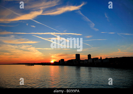 Dramatischen Sonnenuntergang Wolken über Brighton Promenade Sussex England Großbritannien UK Stockfoto