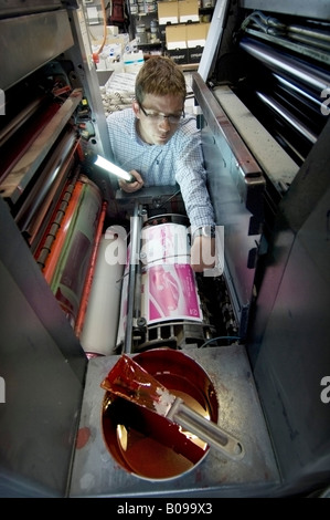 Überprüfung einer Litho-Druckmaschine im Ladengeschäft Kall Kwik Mann. Stockfoto