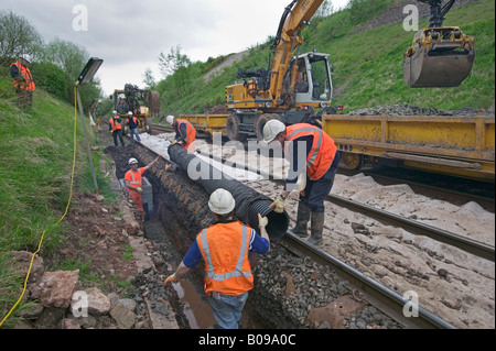 Spezialist für Auftragnehmer mit Zweiwege-Fahrzeuge zu pflegen und zu ersetzen veraltete Track Komponenten auf einer belebten Schienennetz. Stockfoto