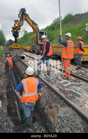 Spezialist für Auftragnehmer mit Zweiwege-Fahrzeuge zu pflegen und zu ersetzen veraltete Track Komponenten auf einer belebten Schienennetz. Stockfoto