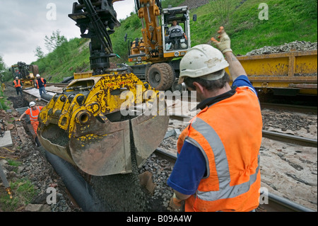 Spezialist für Auftragnehmer mit Zweiwege-Fahrzeuge zu pflegen und zu ersetzen veraltete Track Komponenten auf einer belebten Schienennetz. Stockfoto