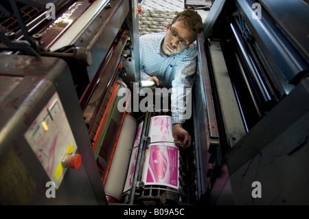 Mann, die Überprüfung einer Litho-Druckmaschine in einem Kall Kwik shop Franchise Netzwerk Design, digital drucken und Kopieren von Zentren Stockfoto