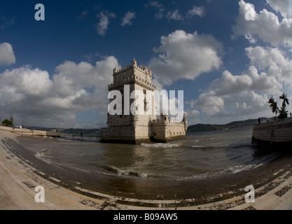 Im Weitwinkel Torre de Belem, auf den Fluss Tejo, Lissabon, Portugal. Stockfoto