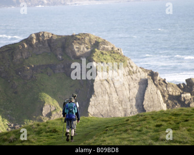 Zwei Wanderer zu Fuß entlang der Küste von Sandymouth Bay in Richtung Bude. North Cornwall UK Stockfoto