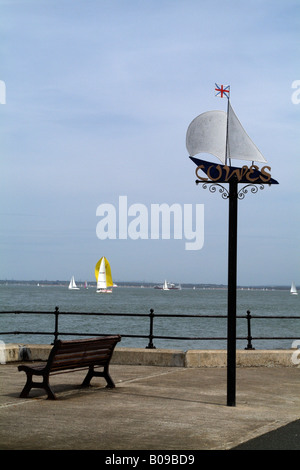 Cowes Isle Of Wight England Yachting Zeichen Stockfoto