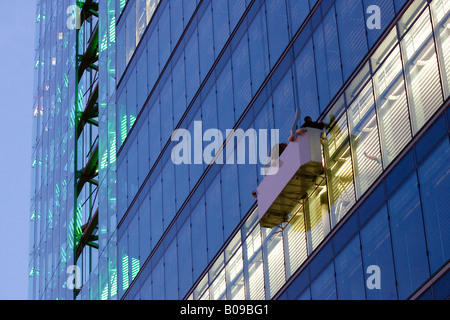 Fensterputzer am neuen Kanzler Eck am Kurfürstendamm, Berlin, Deutschland Stockfoto