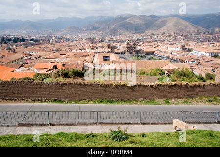 Südamerika - Peru. Blick auf Plaza de Armas und Umgebung von San Cristobal Kirche in Cusco. Stockfoto