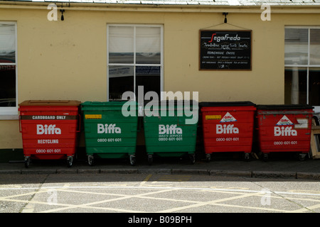 BIFFA Abfälle Dienstleistungsunternehmen Wheelie Lagerplätze Cowes Isle Of Wight UK Stockfoto