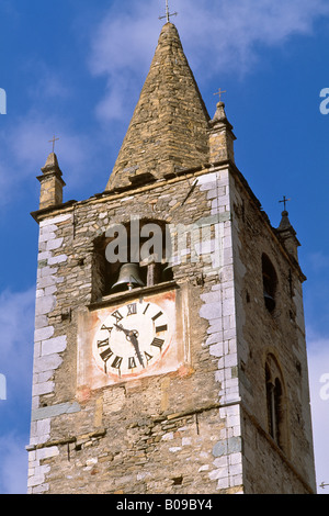 Alte Uhr im Kirchturm bei La Brig Alpes Maritimes Frankreich Stockfoto