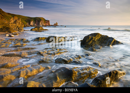 Späten Abend Sonne glüht auf verwitterten Felsenleisten an Größe in South Devon England Stockfoto