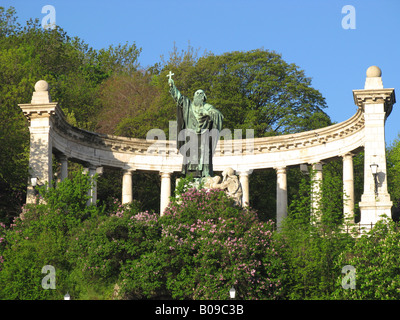 BUDAPEST, UNGARN. Statue des christlichen Märtyrers St. Gellert auf Gellert Hegy auf der Budaseite der Donau. Stockfoto