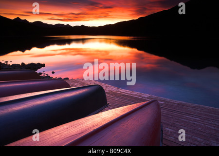 Umgedrehten Kanus neben Patricia Lake, Jasper Nationalpark, Alberta, Kanada Stockfoto