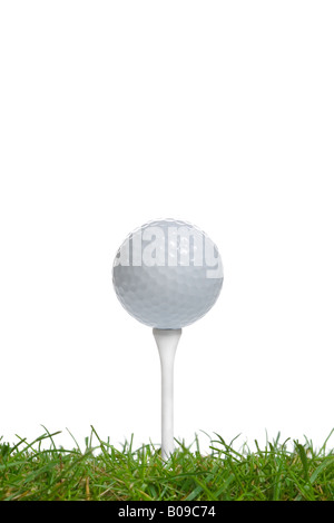 Golfball auf ein Tee aus Oberfläche Ebene hoch wichtigen Studio gedreht mit echtem Rasen betrachtet