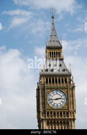 Big Ben gegen Himmel und Wolken London England Stockfoto