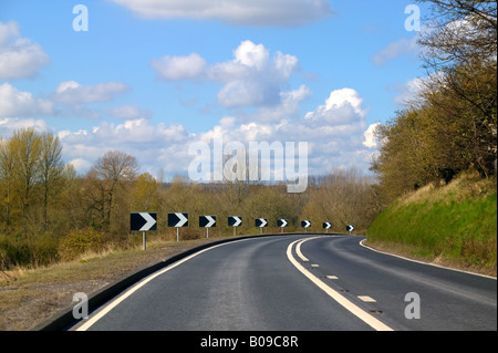 Annäherung an einer scharfen Kurve auf einer ländlichen Straße mit Blick auf die Landschaft Stockfoto