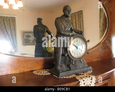 Ein Haus, das stammt aus den 40er Jahren hat eine Uhr im Wohnzimmer mit einem Bild von Präsident Franklin Delano Roosevelt. Stockfoto