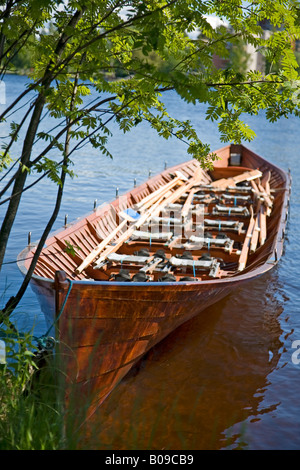 Holz- altmodisch Boot in die traditionelle "Tervasoutu' Event verwendet. Boot Modell ahmt die alten Boote zum Transport tar Barrel Oulu, Finnland Stockfoto