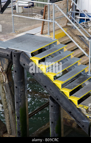 Nahaufnahme Detail des Kais in Gunwharf Quays, formal die Royal Naval Ordnance liefern Website HMS Vernon. Portsmouth, Hampshire Stockfoto