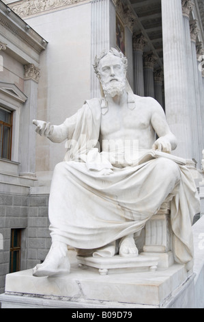 Wien, Österreich. Parlament. Statue (von Hugo Haerdtl) von Xenophon (Soldat und Schriftsteller: 430-354 v. Chr.) Stockfoto