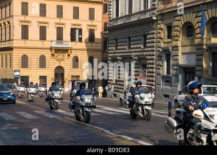 Eine Gruppe von Polizia Municpale kommunale Polizei Motorradfahrer in der Via Nazionale Rom Stockfoto