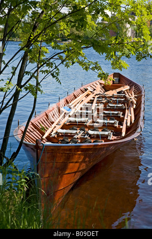 Holz- altmodisch Boot in die traditionelle "Tervasoutu' Event verwendet. Boot Modell ahmt die alten Boote zum Transport tar Barrel Oulu, Finnland Stockfoto