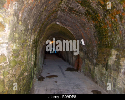 Innenansicht eines Tunnels an den Tunneln Strände Ilfracombe Devon GB Stockfoto