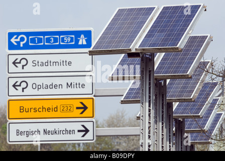 Solarmodule erzeugen Strom aus erneuerbaren Energiequellen für Straßenlaternen, Opladen, Westphalia, Deutschland. Stockfoto