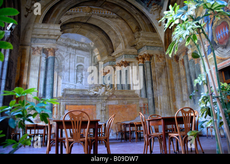 Die Sedile Dominova in Sorrento, Italien. Es ist eine Wandmalerei auf einer ebenen Fläche in einem offenen Pavillon aus dem 14. Jahrhundert Stockfoto