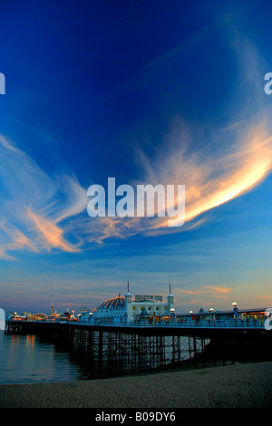 Dramatischen Sonnenuntergang Wolken über Brighton Palace Pier Sussex England Großbritannien UK Stockfoto