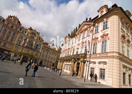 Horizontalen Weitwinkel des Palais Kinsky "Palac Kinskych' in der Altstädter Ring"Staromestske Namesti"an einem sonnigen Tag. Stockfoto