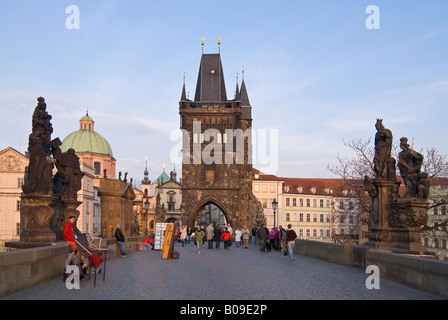 Horizontalen Weitwinkel von der gotischen Altstädter Brückenturm "Staroměstská Mostecka Vez" vor einem blauen Himmel. Stockfoto