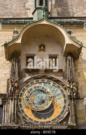 Vertikale Nahaufnahme von der astronomischen Uhr "Orloj" während die stündliche "Parade der Apostel" im alten Rathaus in der Sonne. Stockfoto