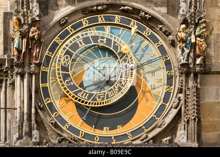 Horizontal in der Nähe der faszinierenden astronomischen Uhr stellen Orloj an einem sonnigen Tag. Stockfoto