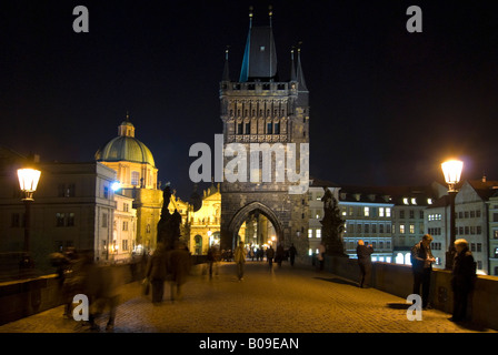 Horizontalen Weitwinkel von der gotischen Altstädter Brückenturm Staroměstská Mostecka Vez nachts beleuchtet. Stockfoto