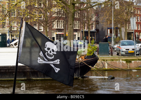 Amsterdam, Totenkopf oder Piratenflagge Piratenflagge auf einem Hausboot am Prinsengracht Kanal Stockfoto