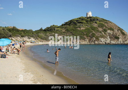 Sonnenanbeter am Strand von Chia, Sardinien Süd West Stockfoto