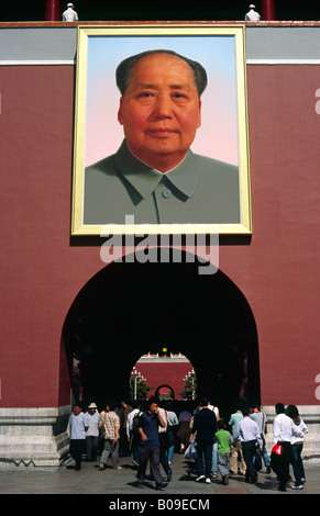 28. September 2006 - ziert ein Bild des verstorbenen Vorsitzenden Mao Zedong Tor des himmlischen Friedens am Platz des himmlischen Friedens in Peking. Stockfoto