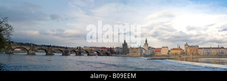 Horizontalen Panorama Stadtbild von der Charles Brücke "Karluv Most" Überquerung des Flusses Vltava in der Abendsonne. Stockfoto