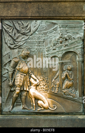 Vertikal schließen sich der polierten Gedenktafel an der Statue der Tschechischen Märtyrer "Johannes von Nepomuk" auf Charles Brücke "Karluv Most". Stockfoto
