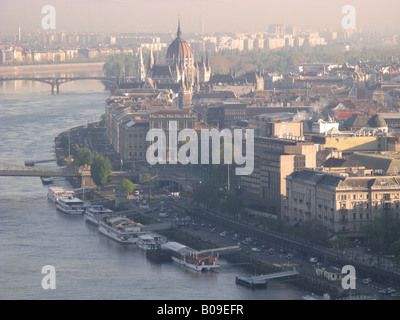 BUDAPEST, UNGARN. Dawn Blick über die Donau in Richtung der ungarischen Parlamentsgebäude von Cittadella. Stockfoto