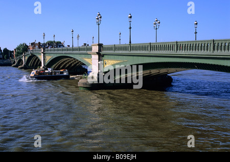 Boot, Unterquerung Battersea Bridge, Themse, London, England, UK Stockfoto