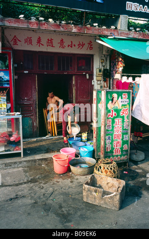 17. August 2006 - vorbereiten lokalen Ladenbesitzer Yangshuos Nachtmarkt in der chinesischen Provinz Guangxi. Stockfoto